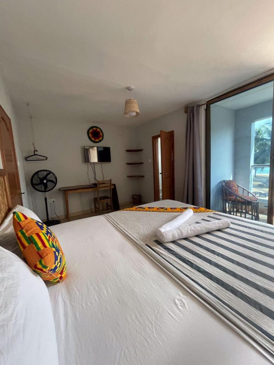 Afiki Hotel Elmina Екстериор снимка