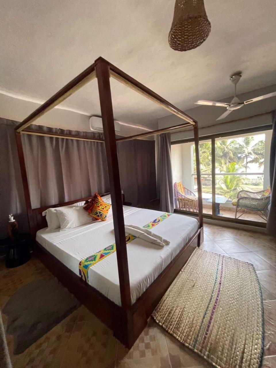 Afiki Hotel Elmina Екстериор снимка