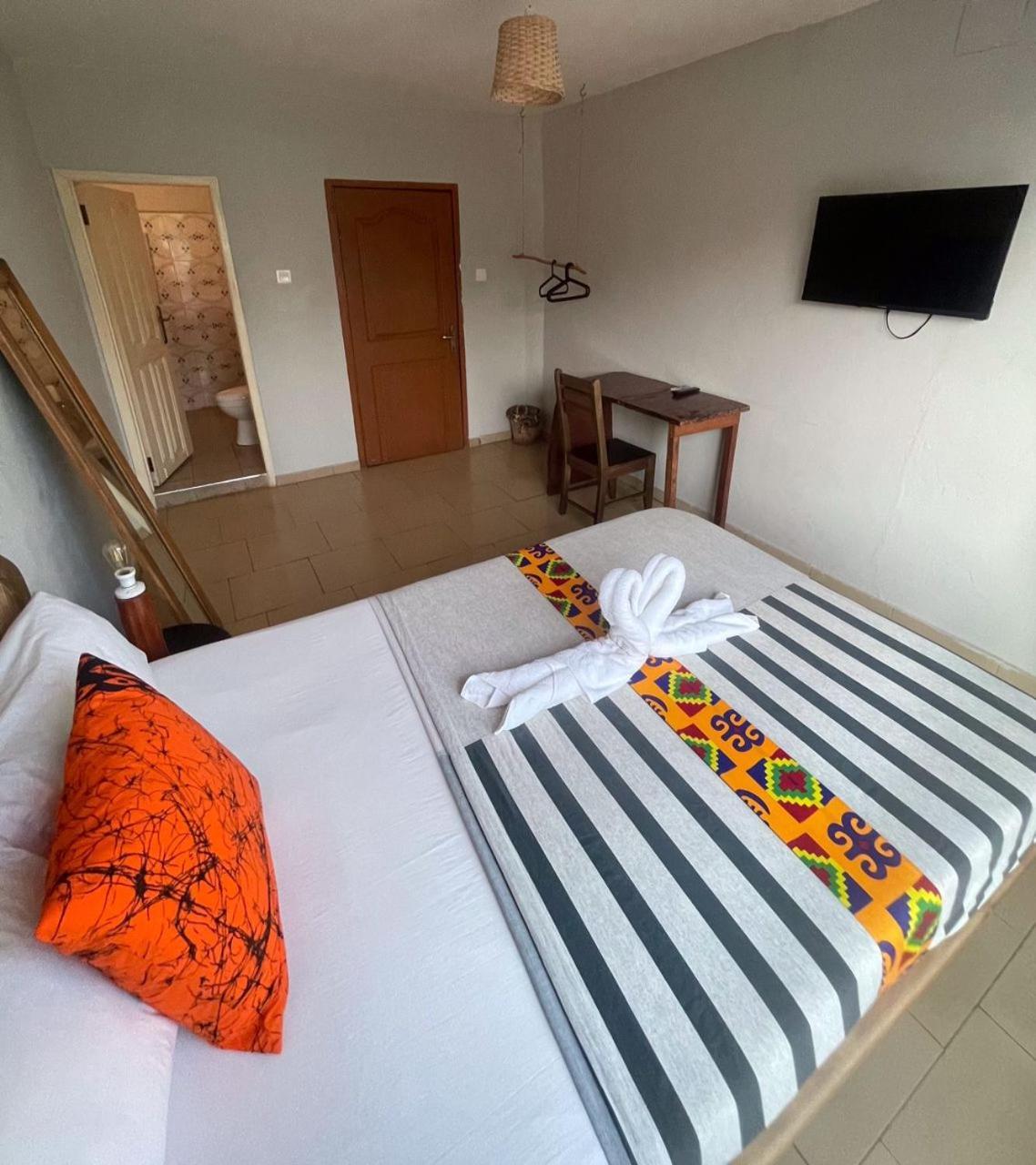 Afiki Hotel Elmina Екстериор снимка