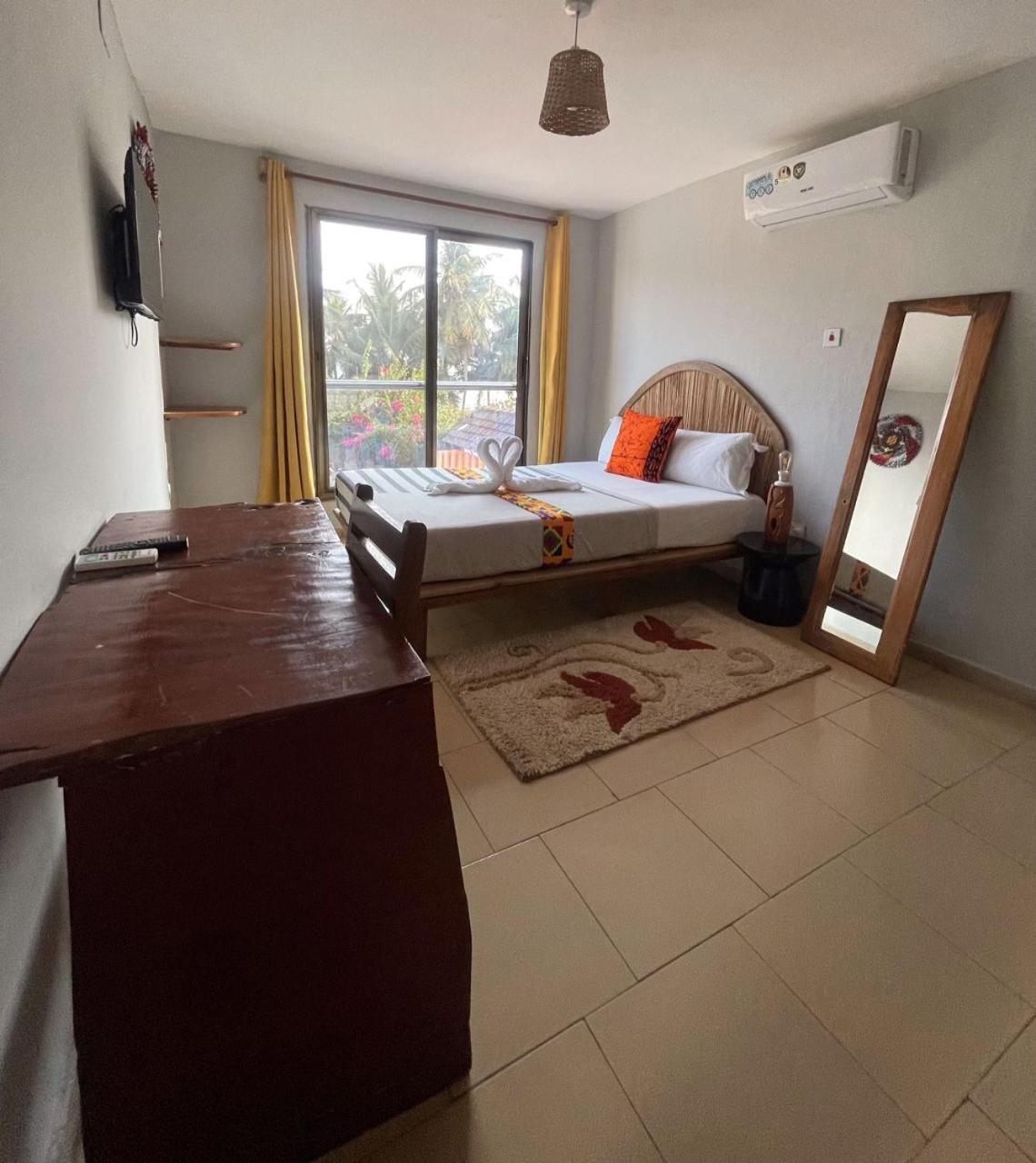 Afiki Hotel Elmina Екстериор снимка