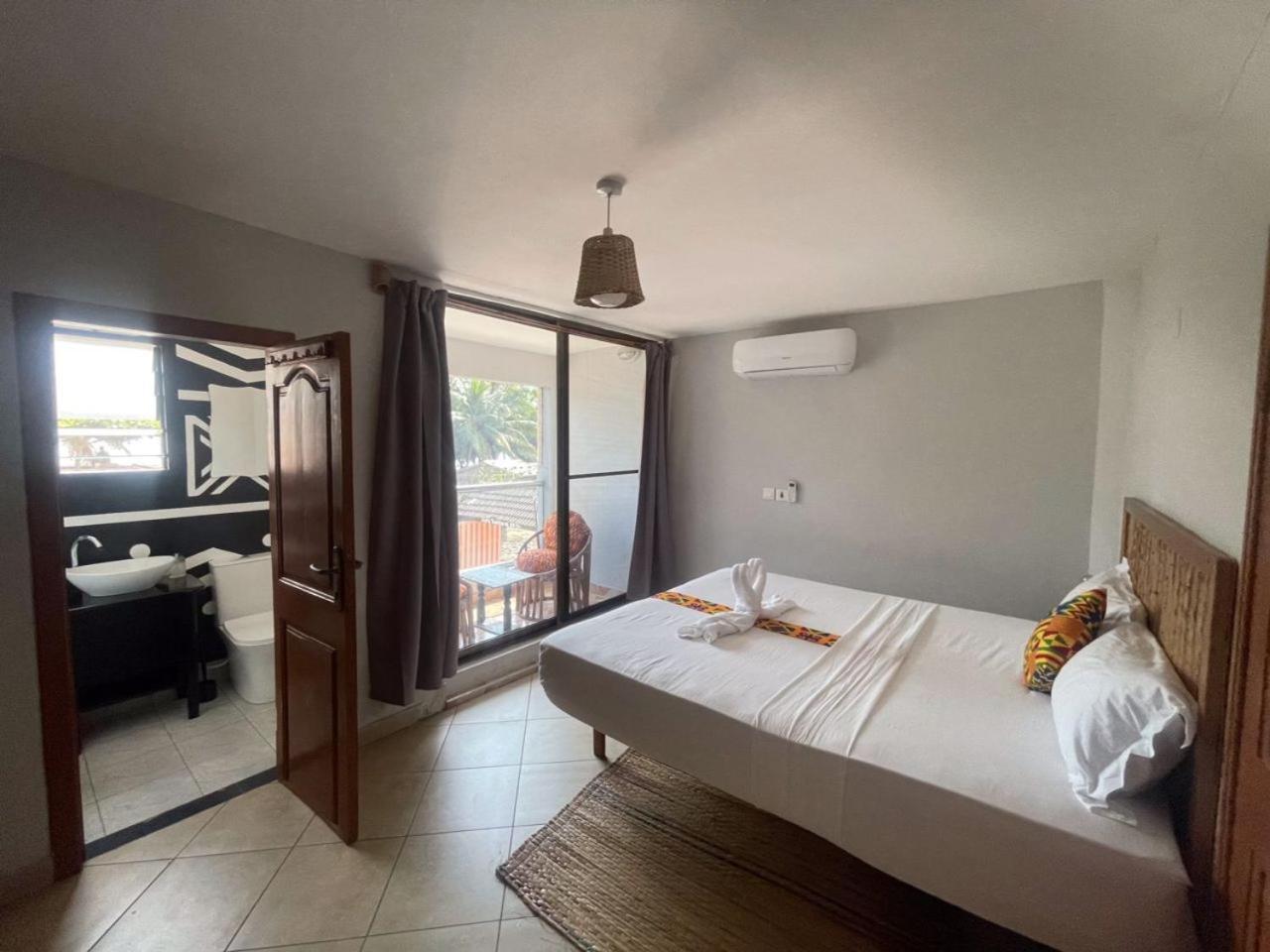Afiki Hotel Elmina Екстериор снимка