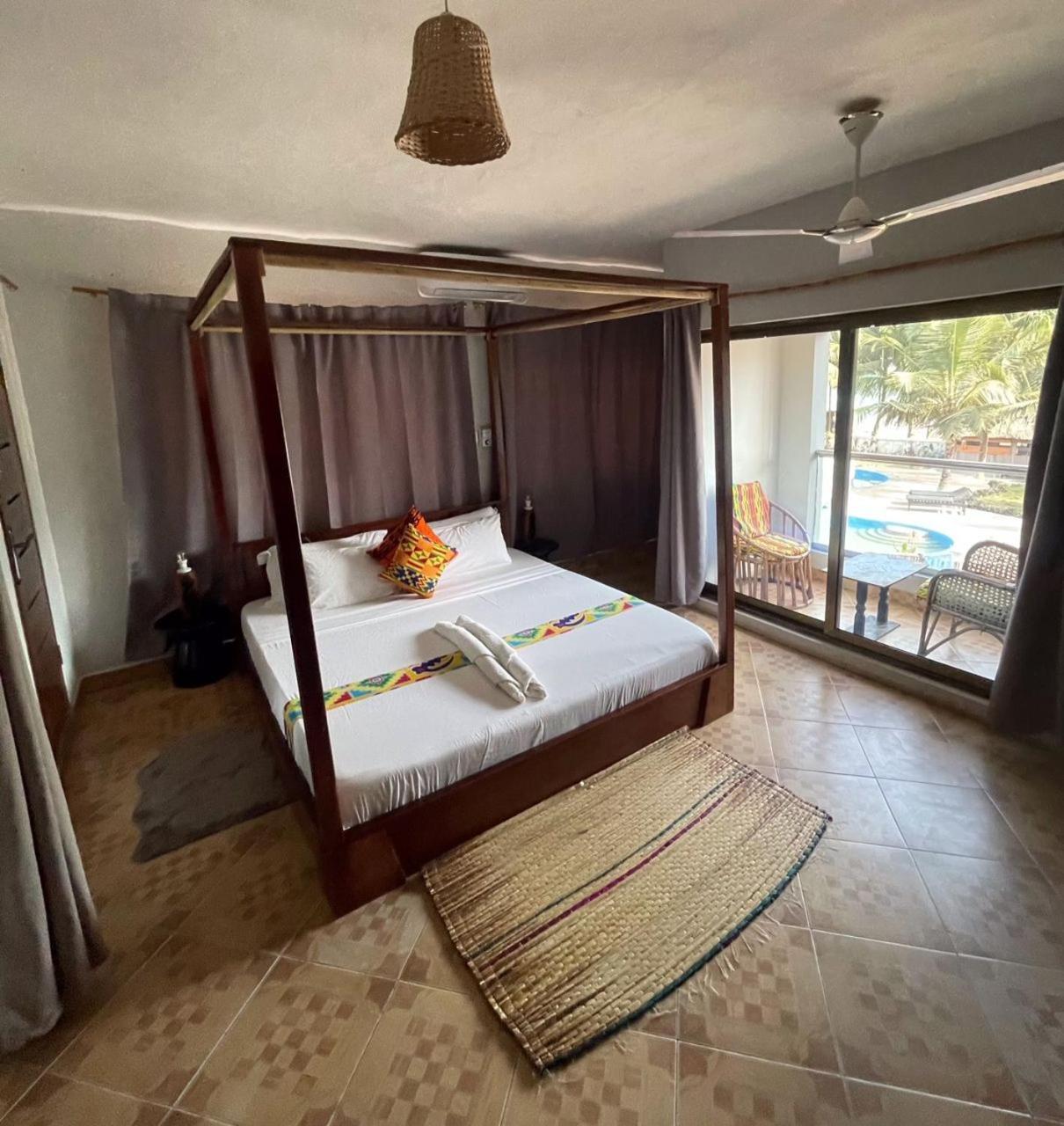 Afiki Hotel Elmina Екстериор снимка