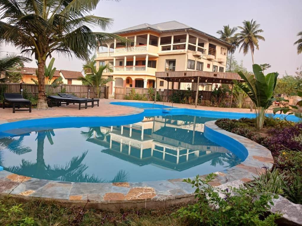 Afiki Hotel Elmina Екстериор снимка