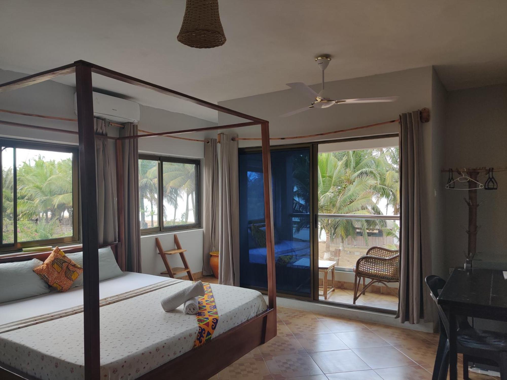 Afiki Hotel Elmina Екстериор снимка