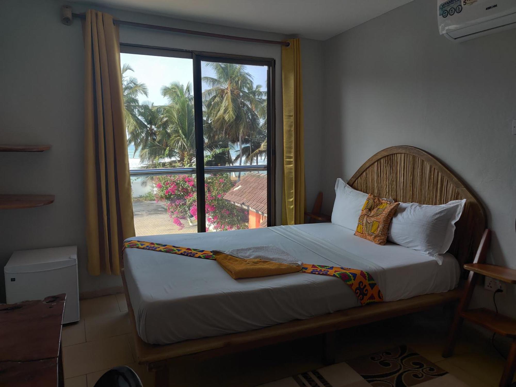 Afiki Hotel Elmina Екстериор снимка