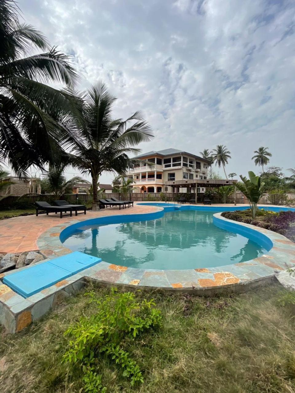 Afiki Hotel Elmina Екстериор снимка