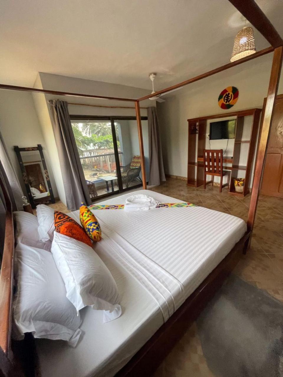 Afiki Hotel Elmina Екстериор снимка